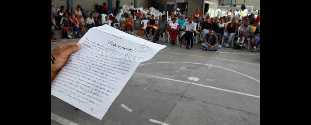 Habitantes de calle fueron poetas por un día | Henry Agudelo | A Diego Román siempre le ha gustado escribir. Y aprovechó la convocatoria para sacar lo mejor de su talento, que quedó plasmado en el cuento "El día del muerto", el cual leyó ayer entre aplausos en el Centro Día #1.