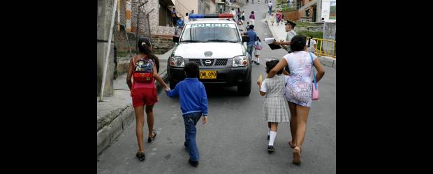 Combos asedian a vecinos de La Quiebra | Esteban Vanegas | Los habitantes de La Quiebra no solo viven temerosos por los enfrentamientos, sino por el uso de petardos, que atribuyen al combo de La Divisa. La comunidad tampoco puede usar el metrocable por la frontera impuesta en la zona.