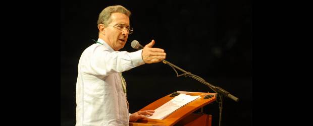 Por convicción democrática, Uribe no se somete a ilegales | Archivo | El presidente Álvaro Uribe desmintió la versión de Salvatore Mancuso quien aseguró que las Auc respaldaron su candidatura en 2002 por considerar que tenía principios afines con los de esa organización ilegal.