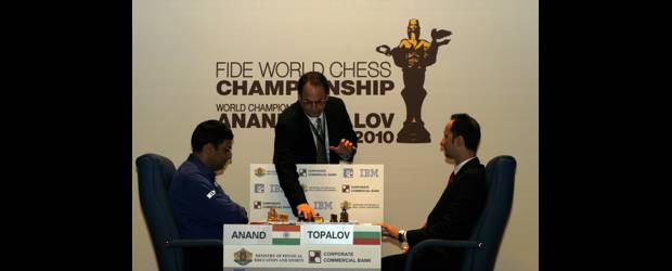 Anand se favorece con las tablas | Página Web Del Campeonato | En las dos últimas partidas, sexta y séptima, Anand y Tapalov han acordado tablas, lo que le favorece al ajedrecista indio, que lleva un punto de ventaja.