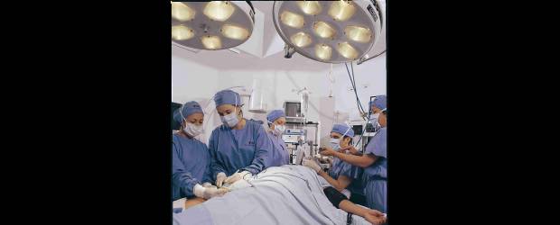 Esos 'kilitos' de más van al quirófano | | Las cirugías bariátricas están indicadas para personas con obesidad grado dos o con obesidad mórbida grado tres, pues en este nivel, el paciente puede experimentar otras enfermedades que afectan drásticamente su calidad de vida