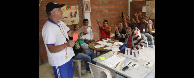 Carlos le saca tarjeta roja a la calle | Hernán Vanegas | El instructor Dairo Vásquez (Juaco) dirige la capacitación. Entre los alumnos está Carlos, quien vive con unos amigos en Santo Domingo, límites con Bello. Cuando no consigue plata para los pasajes baja caminando (dos horas y media).