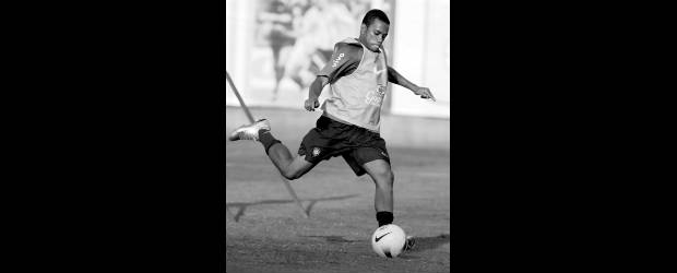 El scratch juega fútbol feo, pero es eficiente | Fotos Ap Y Reuters, Johannesburgo-sudáfrica | El dúo mágico de Brasil está compuesto por Robinho (foto) y Kaká. Los dos tendrán la responsabilidad de generar el fútbol de los auriverdes, además de contribuir en el ataque, en el cual son efectivos con sus llegadas al área contraria.