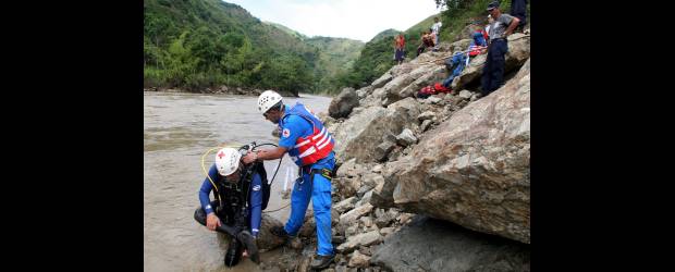 En vilo, por la suerte de dos avionetas | Archivo | El río Cauca vuelve a ser el centro de operaciones por un accidente. En esta ocasión, por la posible caída de una avioneta que iba con rumbo a Quibdó y que se habría precipitado en el sector de Puente Iglesias.
