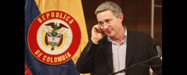 Medellín gana 1.000 empleos más, en alta tecnología | Manuel Saldarriaga | La llamada del ministro de Comercio, Industria y Turismo la recibió el presidente Álvaro Uribe Vélez cuando estaba a punto de iniciar el consejo comunitario 301 de rendición de cuentas en los temas de Ambiente y Vivienda.