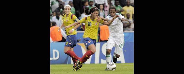 Nigeria frenó la cosecha cafetera | Jens Meyer, AP-Bielefeld, Alemania | Ana María Montoya, quien disputa el balón con Charity Adule, ingresó en el segundo tiempo. Pendiente de la acción aparece la capitana Natalia Gaitán.