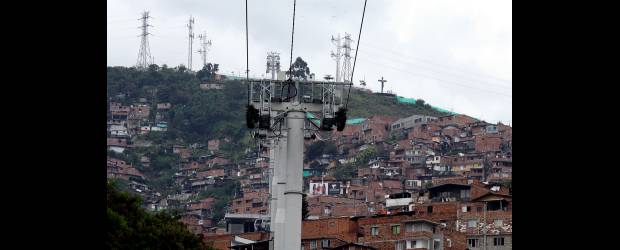 Urgen medidas, pero no otra Orión | Henry Agudelo | Habitantes de la comuna 13 afirman que las balaceras son diarias. Con la suspensión del metrocable se han visto afectados los usuarios y la economía. Ésta es la zona del conflicto en La Divisa.