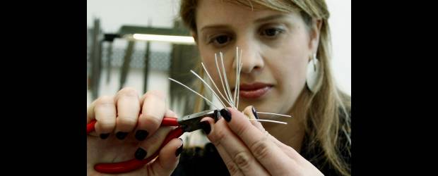 Viaje al comienzo de la creación | Fotos: Jaime Pérez | La joyería de Mónica Valencia, como también se llama su marca, es un arte manual. Lo hacen todo, desde fundir y hasta dar los acabados finales. Muchas de las cosas que hay detrás de lo que nos ponemos a diario, pasan por las manos y el corazón de un diseñador y tienen un proceso complejo y de detalles.