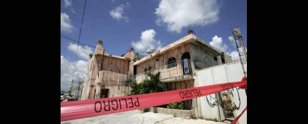Mueren 8 personas en bar mexicano | Israel Leal, AP - Cancún, México | Foto del bar Castillo del Mar tras la masacre de 8 personas en su interior
