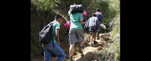 Jorge Luis Hidalgo sería la décima víctima | Jaime Pérez, Enviado Especial, Giraldo | Otro drama es el que viven los habitantes de la zona para pasar de un lado a otro con sus mercancías o para ir a la escuela. Les toca subir por la montaña.