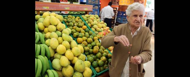 Consumo, nuevo vecino de Sofía | Julio César Herrera | Con curiosidad de niña, doña Sofía Álvarez, recorrió el nuevo Consumo de La Floresta. Dice que cada que se antoje pasará al almacén y compartirá las compras con sus amigos en el parque, donde departe con ellos en las tardes.