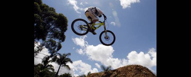 Descenso cierra el Clásico EL COLOMBIANO | Jaime Pérez | Vuelos de más de dos metros de altura no son raros en el downhill. Las velocidades en el descenso, permiten que se vuele bien alto.