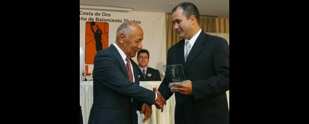 El árbitro Jairo Rodríguez se fue, pero deja un gran legado de enseñanzas | Archivo | Jairo Rodríguez (izquierda) fue objeto de múltiples homenajes por su gran labor.