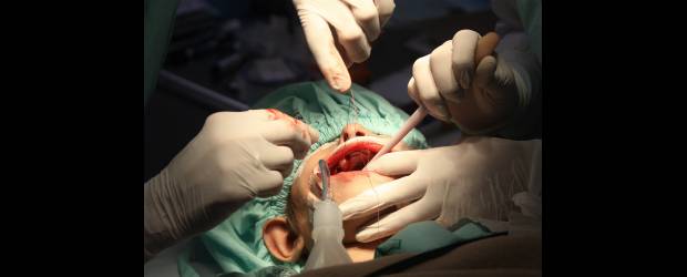 Sin Ratón Pérez perdieron sus dientes | Robinson Sáenz | Una hora y media duró la primera intervención a la pequeña María Camila a quien le extrajeron casi todos los dientes por presentar caries rampante (destrucción total del diente, la pulpa y la dentina) por avanzadas caries y abscesos.