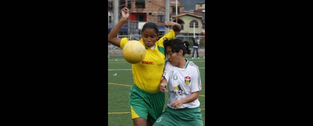 Bogotá definirá con Antioquia título femenino | Jaime Pérez-Barbosa | Bolívar y Santander son regiones que intentan avanzar en el fútbol femenino, pese a sus dificultades. En el duelo que tuvieron ganaron las del interior.