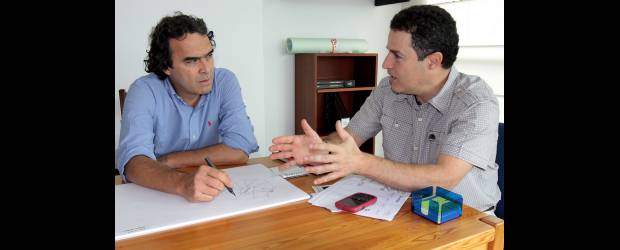 Fajardo, en campaña para saber si se lanza | Donaldo Zuluaga | Sergio Fajardo (izq.) y Aníbal Gaviria (der.) están en partidos políticos diferentes, pero eso no impide que ambos mantengan un diálogo constante sobre los problemas, dificultades, ventajas y avances de Antioquia y Medellín, y juntos piensan en diagnósticos y soluciones para la región y la ciudad.