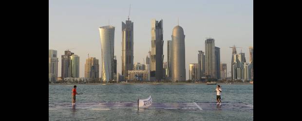 Buen despertar tuvo Santiago en Australia | Reuters | Hasta el mar se extiende el duelo de los dos grandes del tenis mundial, Rafael Nadal y Roger Federer. Pero, aquí lo interesante es que los empresarios qataríes montaron una cancha flotante, donde las dos estrellas cumplieron una cita de exhibición.