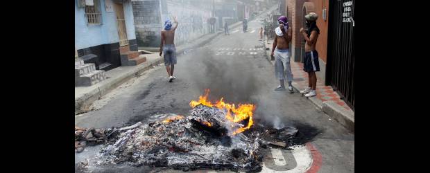 En La Silla se vivió aparente calma después de la asonada | Manuel Saldarriaga | Fuertes disturbios se presentaron el domingo en La Silla, luego de la muerte del joven de 15 años en una acción policial que es investigada por la Fiscalía.
