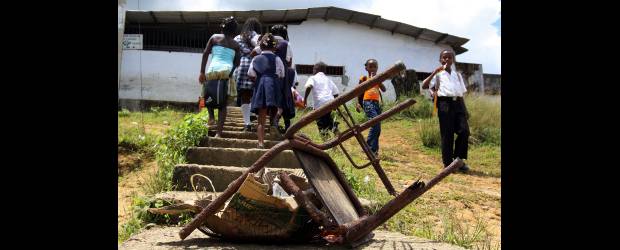 El agua se metió a la escuela | Julio César Herrera - Archivo | Una de las alternativas que el Ministerio de Educación propuso, y que ya existe, para que los planteles educativos no sigan siendo usados como albergues son los subsidios de arrendamiento para los damnificados. Foto en una institución educativa de Chocó, tomada a mediados de 2010.