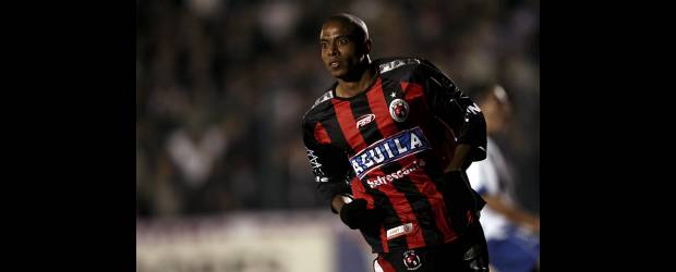 Pajoy ya es un águila; Wason sería escarlata | Archivo | Lionard Pajoy, figura del Cúcuta Deportivo en la Copa Libertadores de 2007, tendría hoy su primer entrenamiento con Itagüí Ditaires.
