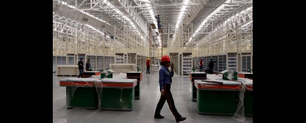 Atacadao llega con dos tiendas | Manuel Saldarriaga | A buen ritmo avanzan las obras de readecuación del desaparecido Carrefour Apolo, que desde abril será un Atacadao. La tienda abrirá desde las 5:00 de la mañana y está dirigido a los pequeños y medianos comerciantes.