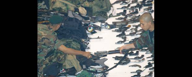 Desmovilización no fue farsa: Jaramillo | Archivo | Según un informe de la CNRR, sobre la desmovilización del bloque Cacique Nutibara, "dadas las circunstancias de complejidad de actores, pugnas y articulaciones, su estructura es la de una red que vincula nodos de las llamadas oficinas de cobro y redes sicariales, grupos paramilitares, estructuras mafiosas y bandas locales".