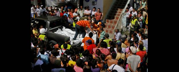 Trágico final de una familia en La Pintada | Esteban Vanegas, Enviado Especial, La Pintada | Decenas de personas se agolparon frente a la casa donde se desató esta tragedia, la cual no tiene precedentes en la población de La Pintada. El doloroso hecho, en el que perdieron la vida cinco personas, sembró luto y desazón en el municipio, pues las víctimas eran personas de mucha tradición y respeto.