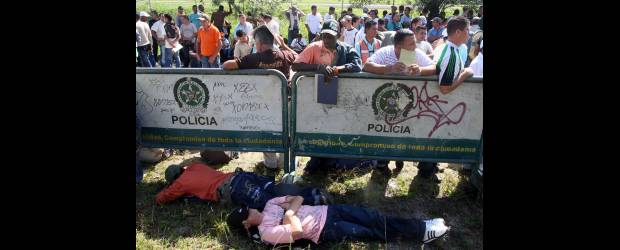 Sacar la libreta militar es un caos | Archivo | Según algunos de los jóvenes, a veces tienen que desplazarse de otros municipios cercanos a Medellín con sobrecostos adicionales. Y deben regresar una y otra vez, sin que les resuelvan el asunto. La IV Brigada y la Gobernación buscan abrir nuevos puntos de atención para facilitar el trámite.
