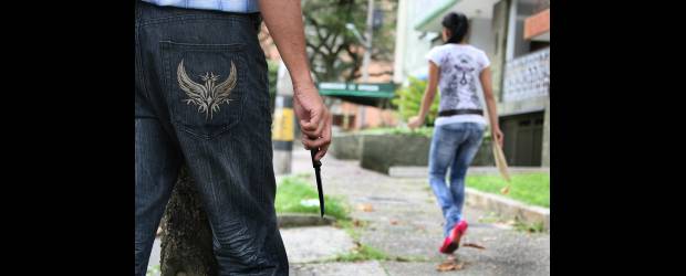 Alarma por ola de atracos callejeros | Foto Ilustración Juan Antonio Sánchez | Los atracadores esperan a sus víctimas escondidos en árboles o teléfonos públicos. Los ladrones prefieren sitios menos tránsitados, aunque los que van en moto ya ni les importa el lugar, como el relato de la tipeadora que señala que en plena avenida 80 o Las Vegas presenció dos acciones de la delincuencia.