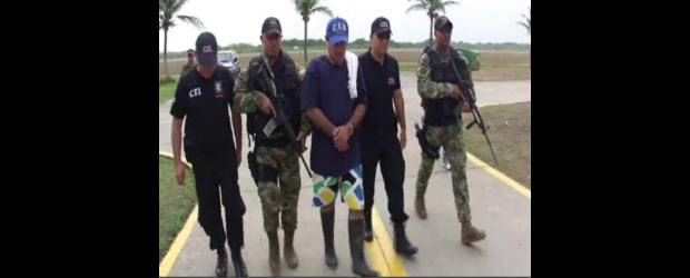 Capturado en Antioquia enlace entre las Farc y Eta | Colprensa | Víctor Ramón Vargas Salazar (centro) fue capturado en una operación conjunta en Caucasia (Antioquia). Sobre este hombre pesa una circular roja de la Interpol por terrorismo y por coordinar atentados con el grupo Eta.