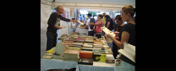 Medellín conmemora el idioma leyendo en Carlos E. | Cortesía Hay Libros | El encuentro con los libros arranca desde la Calle Colombia, en el barrio Carlos E. Restrepo. Una cita con las letras y muchos de sus autores, que se complementa con talleres, mesas redondas, exposiciones y lúdica.