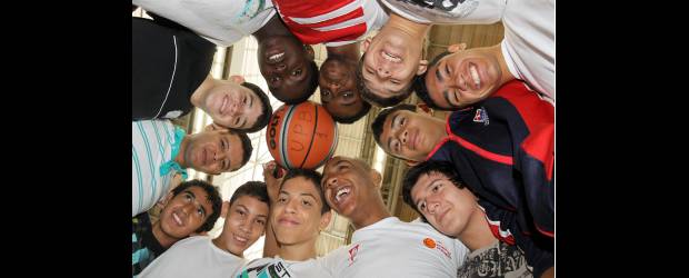 Baloncesto nacional cruza las fronteras | Hernán Vanegas | Apenas hoy deben llegar a Paraguay los chicos de la Selección de Colombia que competirán, desde el lunes, en el Suramericano sub17 masculino de baloncesto. La preparación del grupo fue durante un mes en Medellín.
