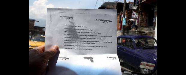 Autoridades niegan amenaza de panfleto | Manuel Saldarriaga | Este panfleto de una página circuló primero en el barrio Kennedy y desde allí se regó de mano en mano a sectores vecinos como Miramar y Castilla, causando cierto temor entre la comunidad. En colegios de la zona calculan que un centenar de estudiantes faltaron a clases entre lunes y martes.