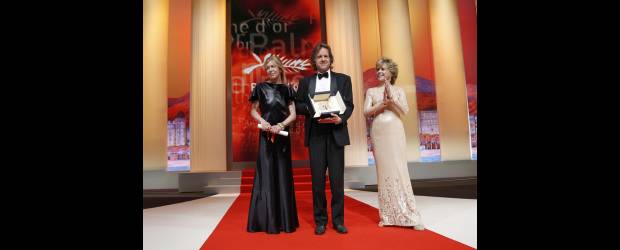 El Árbol de la Vida se llevó la Palma | Reuters | El productor Bill Pohlad (centro), en medio de la productora Dede Gardner (izquierda), y de la actriz Jane Fonda (derecha), posan en el escenario luego de que Pohlad recibiera ayer el premio de la Palma de Oro por la cinta El árbol de la vida , del director norteamericano Terrence Malick.