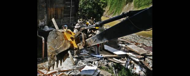 En La Iguaná no quieren desalojo | Esteban Vanegas | El pasado 17 de mayo se llevó a cabo el desalojo y demolición de las viviendas de la orilla norte de la quebrada La Iguaná, entre las carreras 70 y 75.