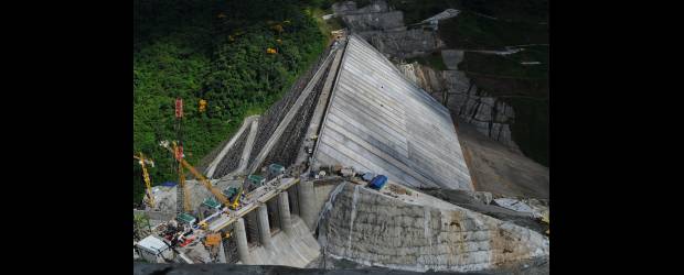 Porce III recibió Premio Nacional de Ingeniería | Archivo | El embalse ya está lleno y la central en operación en un 50 por ciento, pero la fotografía muestra la magnitud de las obras en la construcción de la presa, que les valió a EPM e Ingetec el Premio Nacional de Ingeniería.