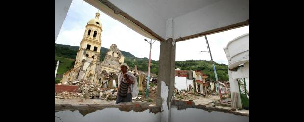 La persistencia de los gramaloteros | Juan Antonio Sánchez, enviado especial | Son pocos los lugareños que aún caminan por las calles desoladas de Gramalote. Se espera que en los próximos días la Alcaldía ordene la demolición del municipio y se concrete su reconstrucción.