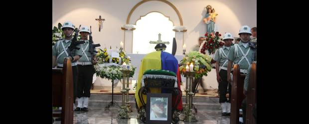 Muerte del mayor Jaimes genera repudio nacional | Róbinson Sáenz | En la sede de la Policía Antioquia, en Medellín, se dispuso en la tarde de ayer la velación del mayor Félix Antonio Jaimes, comandante de la Policía de Carreteras en el departamento. Sus compañeros le rindieron un homenaje póstumo.