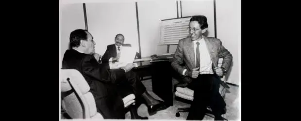 Álvaro Gómez cedió por la transformación | Archivo | Álvaro Gómez Hurtado (conservador), Horacio Serpa Uribe (liberal) y Antonio Navarro Wolff (de la izquierda), asumieron la Presidencia de la Asamblea Nacional Constituyente, un hecho que para los analistas significó un mensaje al país de que era posible lograr el consenso político para transformar a Colombia.