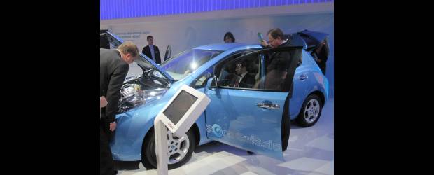 Cargue el carro bajo el sol | El Nissan Leaf es la punta de lanza de la marca japonesa en el mercado de los vehículos eléctricos, y una muestra del trabajo de la industria por ofrecer alternativas ambientalmente sanas.