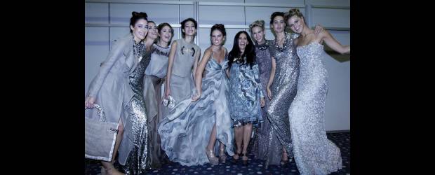 Sensaciones acogedoras en un mar solitario | Edwin Bustamante | Al final las modelos, todavía con las prendas del desfile, celebraron con Beatriz Camacho la pasarela. En sus cuerpos, vestidos en los que la seda, el lino y el nácar se unieron para hacer una colección en la que el mar frío estuvo presente.