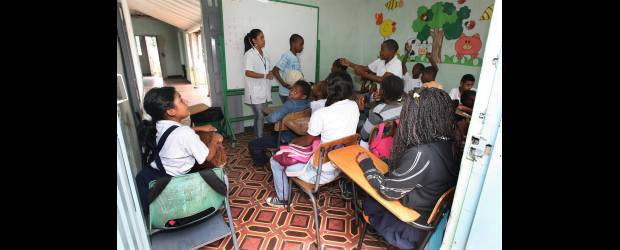 En Caicedo vuela el sueño de un colegio | Juan Antonio Sánchez | Por ahora, en algunas de las casas que Golondrinas compró para luego destruir y empezar a levantar el colegio, se les dictan las clases a los niños y jóvenes de Caicedo Villa Lilian. Hay hacinamiento y no es lo más cómodo, pero todos disfrutan las clases. Más adelante, todo se les dignificará.