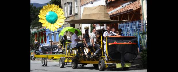 Con flores rueda esta bici | Hernán Vanegas | La bicicleta es ecológica, en tanto utiliza sistemas ecológicos a punta de pedal para poder moverse. El cuidado del medio ambiente es lo más importante para el grupo Arrieros pues. En el desfile irán personas en la bicicleta y a pie, disfrazados.