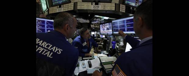 Santos respalda llamado de Obama | Reuters, Washington. E.U. | Traders que actúan en la Bolsa de Nueva York seguían con detenimiento la reacción de los mercados, tras el acuerdo para elevar el límite de la deuda.