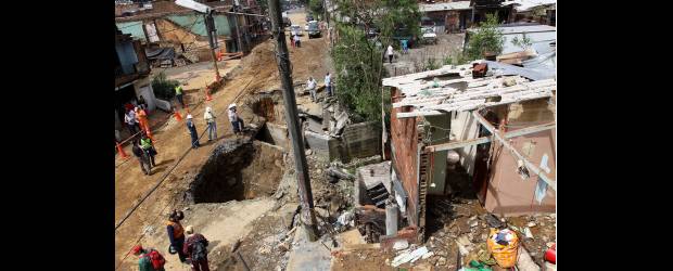 Dos horas en las que sobre los techos llovieron piedras | Julio César Herrera | Gran afectación sufrieron los techos de las propiedades más próximas al sitio donde la fuerza del agua rompió lanzando piedras a gran altura. Así mismo, se dañaron decenas de vehículos en parqueaderos y talleres cercanos. Personal de EPM trabaja en la cuantificación y en restablecer el servicio de acueducto.