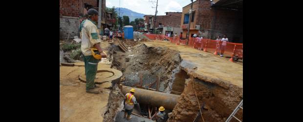 Tienen agua en Zamora pero continúan afectados | Róbinson Sáenz | A pesar de que el servicio de acueducto ya fue restablecido para 90.000 personas en el sector del Popular, el comercio del sitio donde se presentó el daño, en Zamora, continúa paralizado por el cierre de la vía de acceso.