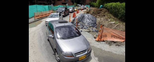 Cierre de 43C afectó el flujo en El Poblado | Robinson Sáenz | La mayor congestión por el cierre vial del tramo se evidenció en el sentido norte-sur, puesto que en la calle 4Sur todo el flujo vehicular tuvo que concentrarse hacia la avenida El Poblado.