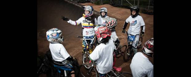En Londres, Mariana estrena la camiseta arco iris | Cortesía | Antes de partir hacia Londres, Mariana Pajón asesoró a grupos de bicicrosistas en lo que es la práctica de su deporte.