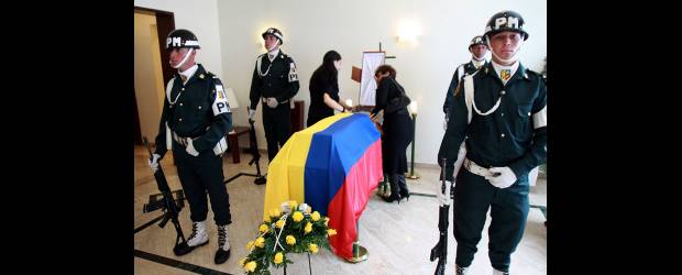 La mamá de W. Domínguez pide justicia | Colprensa | Ayer se realizó la velación del soldado profesional William Domínguez, asesinado el viernes en Bogotá. Su madre reclama justicia.