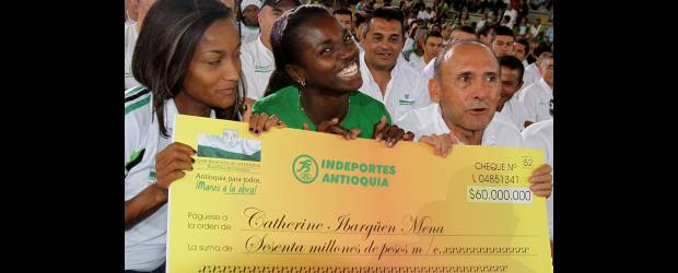 Más felicidad sale de la risa de Caterine | Manuel Saldarriaga | Junto a Lina Marcela Flórez, Caterine Ibargüen mostró orgullosa el cheque que es el premio al esfuerzo realizado por años, y que se cristalizó con la medalla de bronce en el Mundial. Mañana mismo tomará rumbo hacia Puerto Rico.